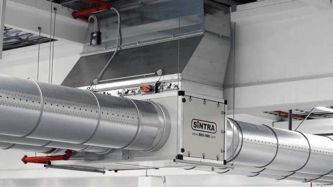 Ventilacioni sistem marke Sintra sa perforiranim metalnim kanalima i regulacionom jedinicom montiranom pod plafonom