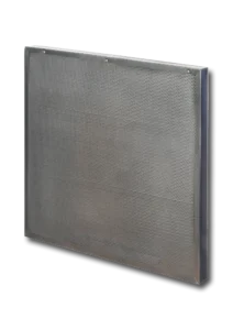 Panelni filter sa peletiranim aktivnim ugljem i metalnim okvirom.