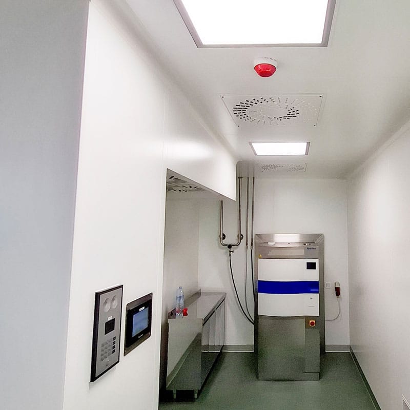 Prostorija unutar čiste sobe sa opremom za sterilizaciju i ventilaciju