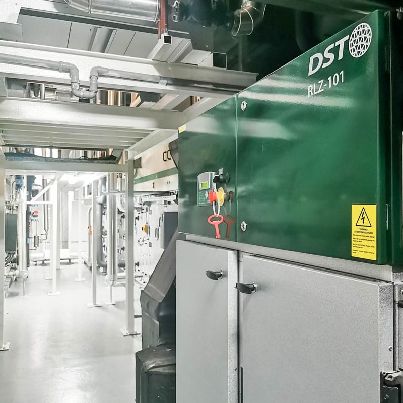 DST RLZ-101 adsorpcioni sušač vazduha u industrijskoj mašinskoj sali sa priključenim ventilacionim i cevnim sistemima