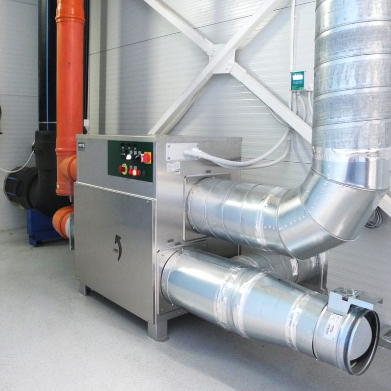 Cevovod i HVAC jedinica sa kružnim pocinkovanim kanalima u postrojenju za obradu vode