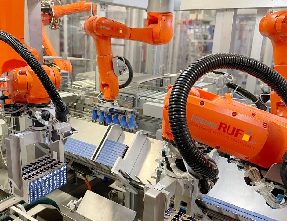Robotski sistem za automatizovano pakovanje baterija u fabrici.