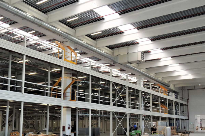 Sintra Mix-ind ventilacioni cevovodi ispod krovne konstrukcije u industrijskoj hali sa dvostrukom etažom