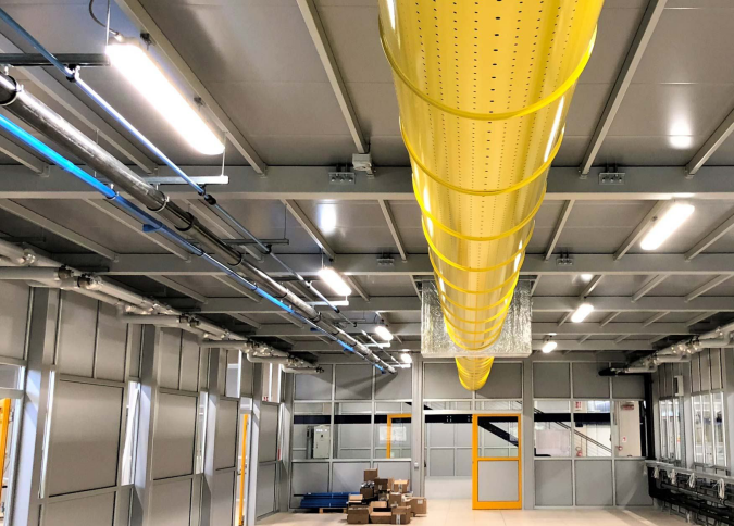 Žuti ventilacioni kanal kompanije Sintra Mix-Ind, montiran na plafonu
